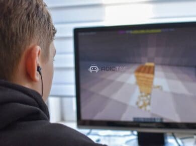 Persona jugando en PC, imagen representativa de una guía para mejorar los FPS.