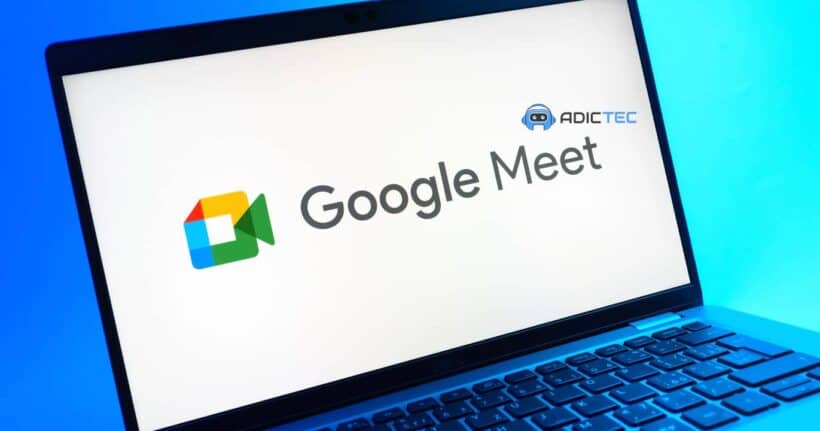 Imagen del logotipo de Google Meet en una laptop, ilustrando una guía completa sobre su uso.