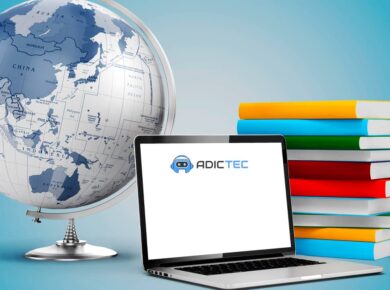 Un portátil, un globo terráqueo y una pila de libros sobre un fondo azul, representando el aprendizaje remoto y la conectividad global.