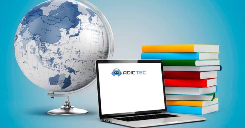 Un portátil, un globo terráqueo y una pila de libros sobre un fondo azul, representando el aprendizaje remoto y la conectividad global.