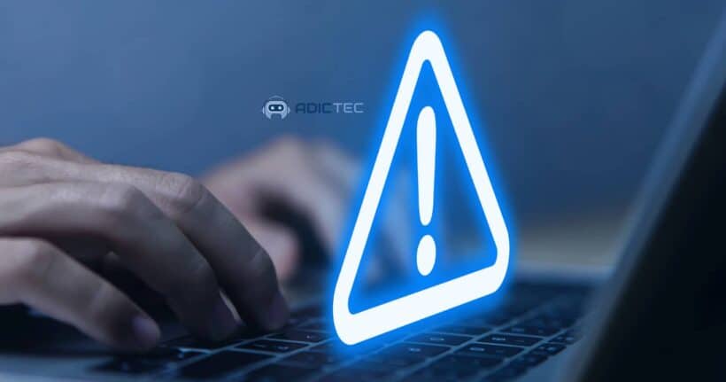 Imagen de un teclado de portátil con un símbolo de advertencia sobre él, que representa un problema con el touchpad.