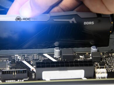 Qué es DDR5 en memoria RAM: características, diferencias y compatibilidad. Imagen de módulo DDR5 instalándose en placa base.