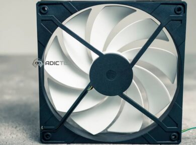 Ventilador de PC con aspas blancas, explicando qué es un cooler y cuál es su función en el computador para mantener la temperatura.