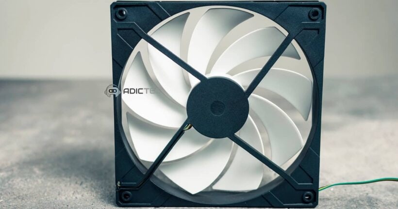 Ventilador de PC con aspas blancas, explicando qué es un cooler y cuál es su función en el computador para mantener la temperatura.