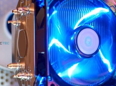 Imagen de un ventilador de CPU con iluminación azul, ilustrando el concepto de thermal throttling. Guía explicativa.