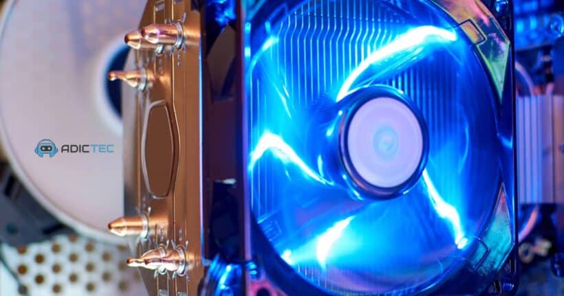 Imagen de un ventilador de CPU con iluminación azul, ilustrando el concepto de thermal throttling. Guía explicativa.