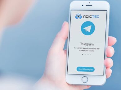 Mano sosteniendo un teléfono móvil con la aplicación Telegram abierta en la pantalla. Guía para recuperar chats borrados de Telegram.