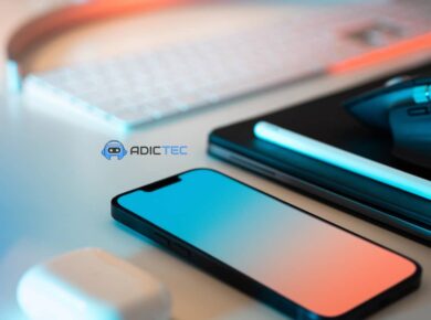 Teléfono inteligente junto a un ratón, teclado y tableta. Aprende a usar tu teléfono como mouse.