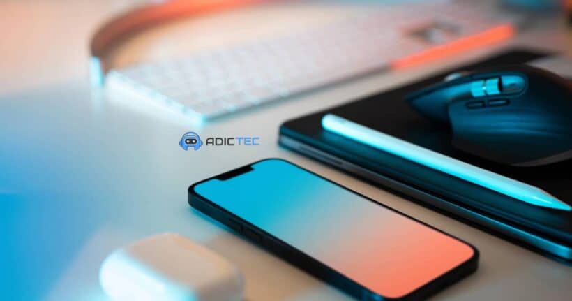 Teléfono inteligente junto a un ratón, teclado y tableta. Aprende a usar tu teléfono como mouse.