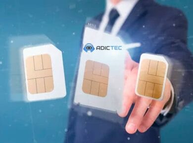 Hombre de negocios mostrando tres tarjetas SIM de diferentes tamaños para ilustrar el proceso de portabilidad móvil.