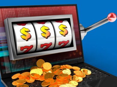 Ilustración de la Evolución de Máquinas Tragamonedas: desde el diseño mecánico hasta la versión online en laptop con monedas.