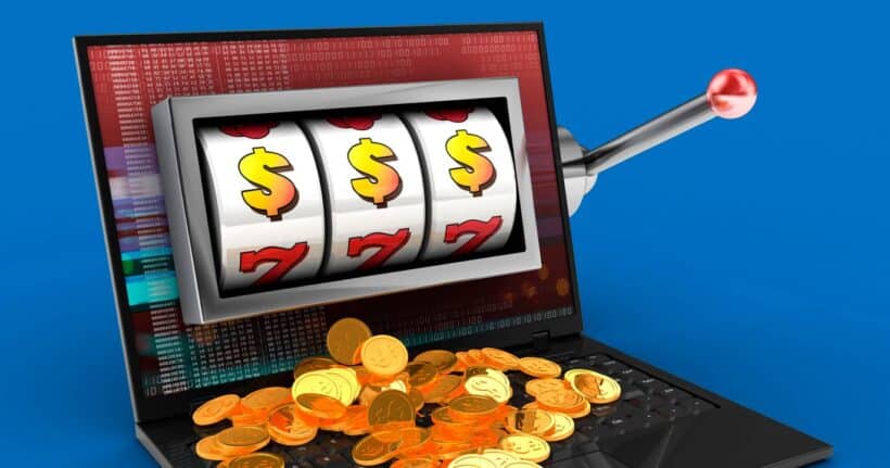 Ilustración de la Evolución de Máquinas Tragamonedas: desde el diseño mecánico hasta la versión online en laptop con monedas.