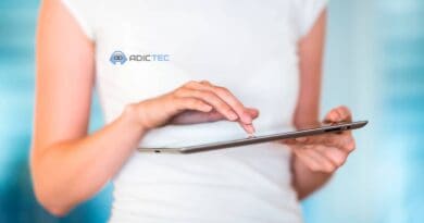 Mujer usando tableta, mejorando productividad en trabajo remoto. Flexibilidad y eficiencia en casa u oficina.