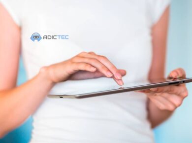 Mujer usando tableta, mejorando productividad en trabajo remoto. Flexibilidad y eficiencia en casa u oficina.