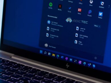 Imagen de un portátil con el menú de inicio de Windows mostrando iconos de aplicaciones populares. Guía para instalar programas en un ordenador nuevo.