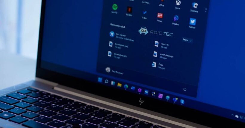 Imagen de un portátil con el menú de inicio de Windows mostrando iconos de aplicaciones populares. Guía para instalar programas en un ordenador nuevo.