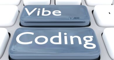 Imagen de un teclado con las teclas "Vibe" y "Coding" resaltadas. Post sobre Vibe Coding y la opinión de profesionales de TI.