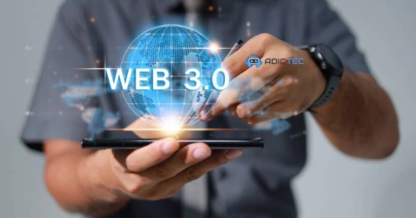 Persona interactuando con una proyección digital de un globo y WEB 3.0, ilustrando la discusión Web3 vs. Web 3.0.