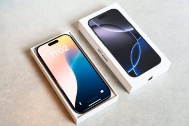 Un nuevo iPhone en su caja. Descubre la mejor opción de iPhone para ti sin pagar de más.