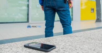 Una persona se aleja tras olvidar su smartphone en una banca, representando la necesidad de saber cómo encontrar un teléfono perdido.