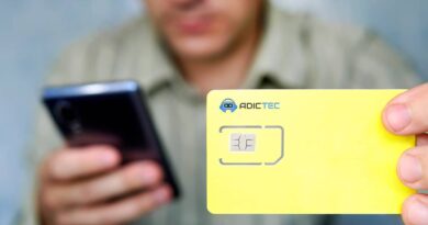 Persona sosteniendo una tarjeta SIM nueva, lista para cambiar de operador sin cambiar de número y mejorar su plan móvil.