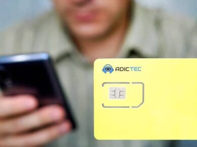 Persona sosteniendo una tarjeta SIM nueva, lista para cambiar de operador sin cambiar de número y mejorar su plan móvil.