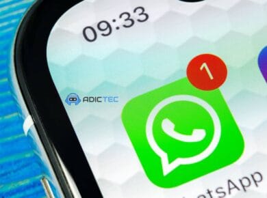 Primer plano de un móvil con WhatsApp, que explora si Es Posible Recuperar Mensajes Borrados de WhatsApp.