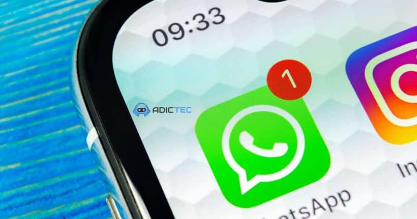 Primer plano de un móvil con WhatsApp, que explora si Es Posible Recuperar Mensajes Borrados de WhatsApp.