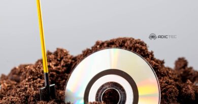 Un CD semienterrado en tierra, simbolizando la evolución del almacenamiento de datos y la obsolescencia tecnológica.