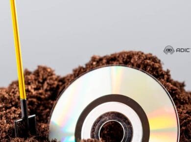 Un CD semienterrado en tierra, simbolizando la evolución del almacenamiento de datos y la obsolescencia tecnológica.