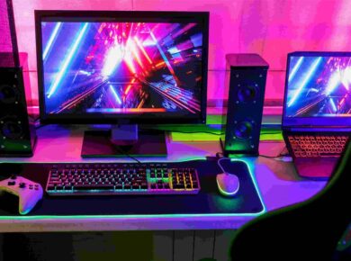 Completo setup de PC gamer iluminado con luces RGB de neón, mostrando el resultado de armar un ordenador para jugar.