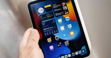 Pantalla de una tableta con widgets de calendario y noticias, demostrando cómo puede aumentar la productividad.