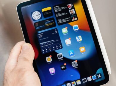 Pantalla de una tableta con widgets de calendario y noticias, demostrando cómo puede aumentar la productividad.
