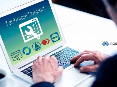 Técnico utilizando una laptop para dar soporte a distancia con un software de control remoto portable