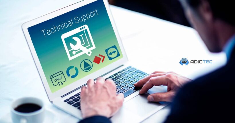 Técnico utilizando una laptop para dar soporte a distancia con un software de control remoto portable