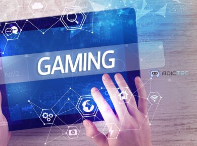 Manos sosteniendo una tableta con la palabra GAMING en la pantalla, con iconos digitales que simbolizan sus funciones.