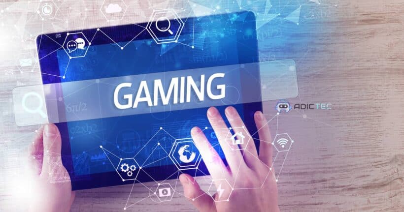 Manos sosteniendo una tableta con la palabra GAMING en la pantalla, con iconos digitales que simbolizan sus funciones.