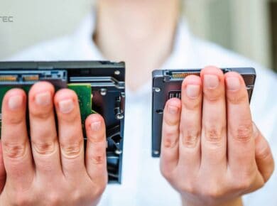 Comparativa visual entre un disco duro HDD y una unidad de estado sólido SSD, sostenidos en las manos para elegir almacenamiento.