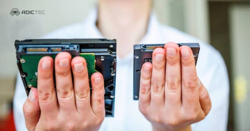 Comparativa visual entre un disco duro HDD y una unidad de estado sólido SSD, sostenidos en las manos para elegir almacenamiento.