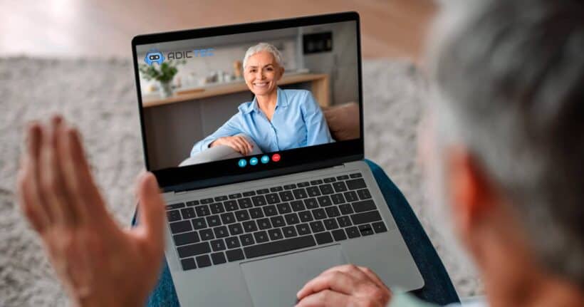 Hombre dando soporte remoto a familiares a través de una videollamada