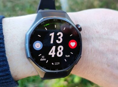 Primer plano del Huawei Watch GT 6 con la esfera del reloj activa.