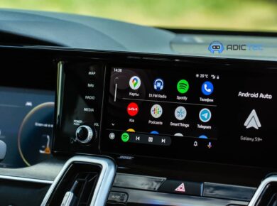 Pantalla del coche mostrando la interfaz de Android Auto inalámbrico con varias aplicaciones.