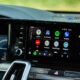 Pantalla del coche mostrando la interfaz de Android Auto inalámbrico con varias aplicaciones.