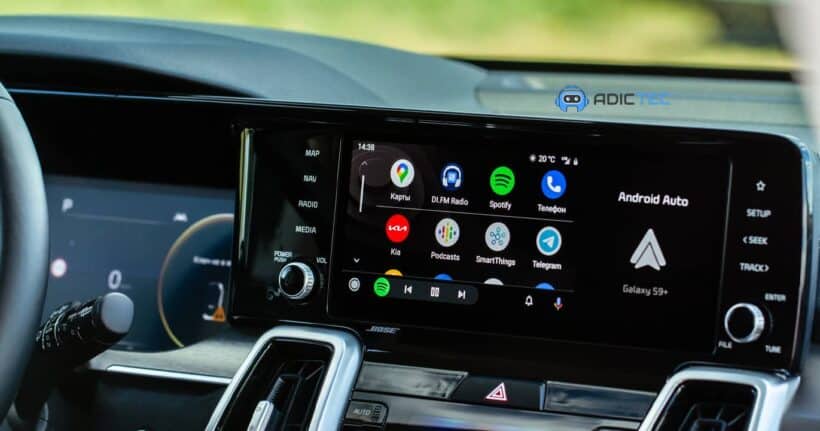 Pantalla del coche mostrando la interfaz de Android Auto inalámbrico con varias aplicaciones.