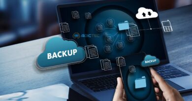 Ilustración del proceso para hacer copias de seguridad en la nube desde un portátil y un móvil