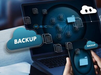 Ilustración del proceso para hacer copias de seguridad en la nube desde un portátil y un móvil