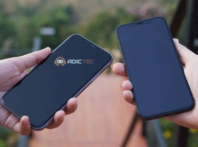 Dos smartphones sostenidos uno junto al otro para realizar el proceso de cómo cambiar de móvil sin perder nada.