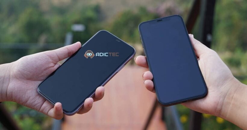 Dos smartphones sostenidos uno junto al otro para realizar el proceso de cómo cambiar de móvil sin perder nada.