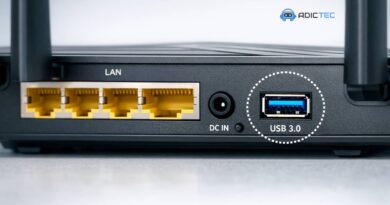 Puerto USB 3.0 azul en la parte trasera de un router para conectar discos duros o impresoras