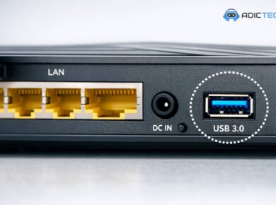 Puerto USB 3.0 azul en la parte trasera de un router para conectar discos duros o impresoras
